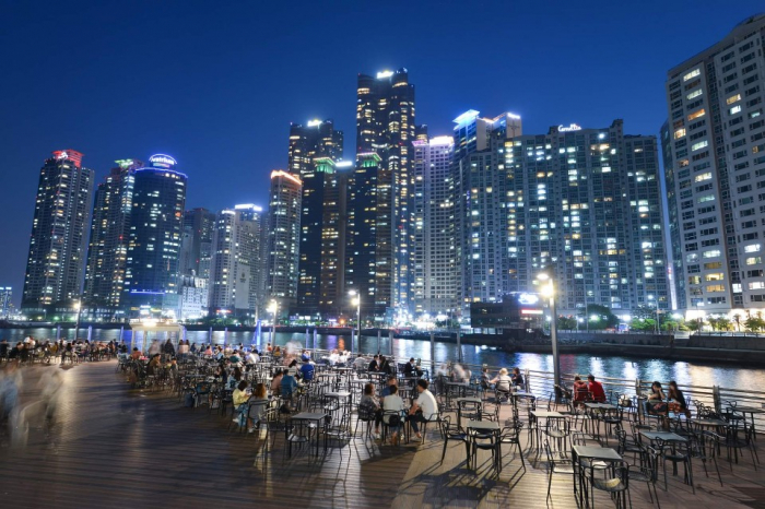 Homeplus　Haeundae　is　located　in　Marine　City　Busan,　overlooking　one　of　the　country's　most　beautiful　beaches