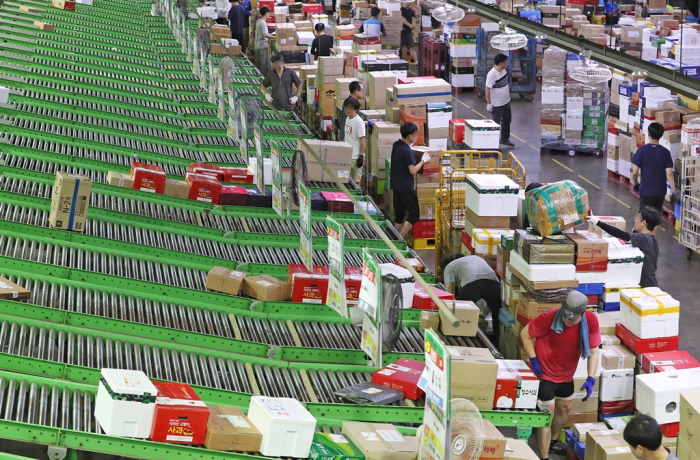 A logistics center uses an automated product classification system