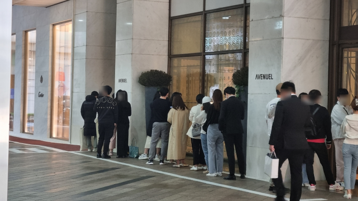 Seoulites　line　up　in　front　of　a　Cartier　store　in　downtown　Seoul　before　the　store　opens　at　10:30　am　on　May　3rd　2022.　The　crowds　have　thinned　since　the　luxury　French　brand　hiked　prices　on　Monday. 