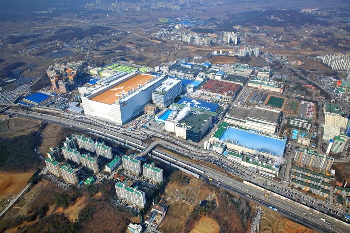 SK Hynix's chip production complex in Icheon, Gyeonggi Province, South Korea. SK Inc. chooses KKR as the preferred bidder for SK Materials Airplus Inc.’s factory that supplies industrial gas via pipeline to the complex's DRAM plant (Courtesy of SK Hynix)