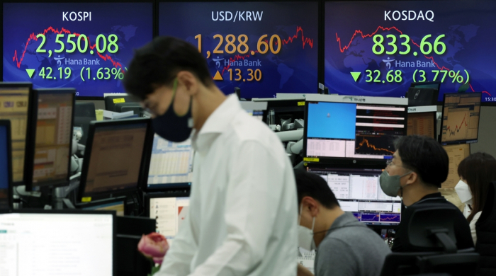 Hana　Bank　headquarters'　dealing　room　in　Myeong-dong,　Seoul　on　May　12,　2022