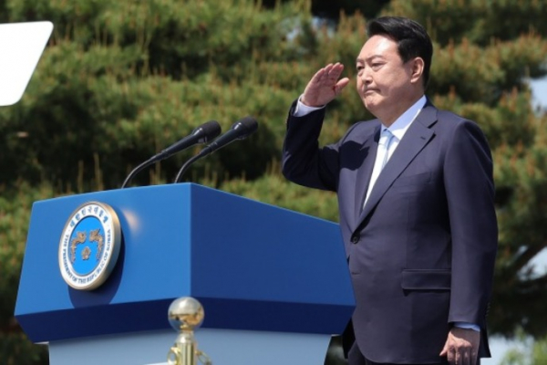 New President Yoon Suk-yeol salutes during his inauguration ceremony on May 10 (Courtesy of Lee Jae-moon)