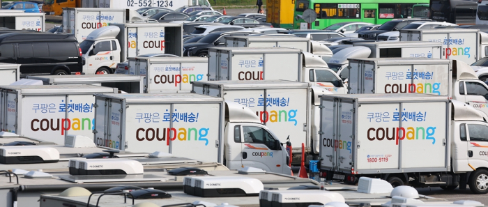 Coupang　delivery　trucks　parked　in　Seoul