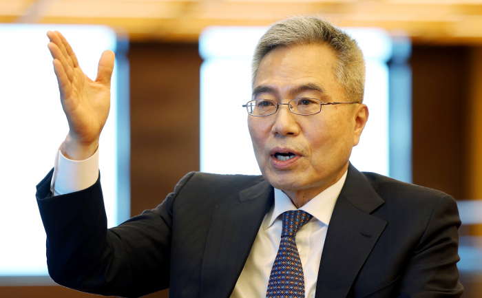 SK　Hynix's　board　chair　Ha　Yung-Ku　also　serves　as　chairman　of　Blackstone　Korea