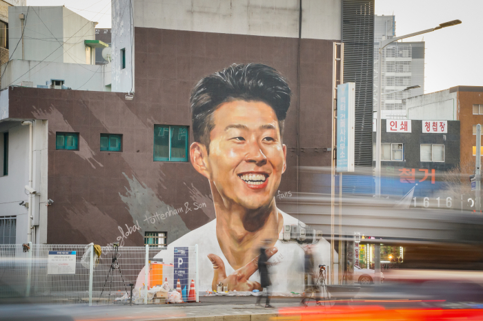 A　mural　of　soccer　star　Son　Heung-min,　Tottenham　Hotspur　player　and　captain　of　the　South　Korean　national　soccer　team,　was　commissioned　by　his　fan　club.