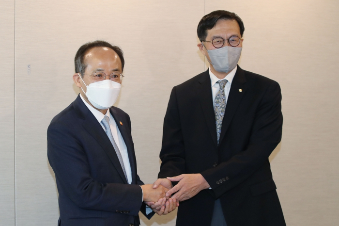 South　Korea’s　Finance　Minister　Choo　Kyung-ho　(left)　and　Bank　of　Korea　Governor　Rhee　Chang-yong　meet　on　May　16,　2022