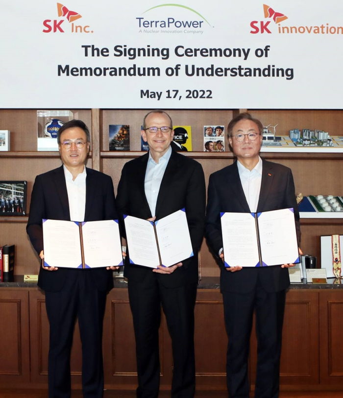 SK Inc. Vice Chairman CEO Jang Dong-hyun (from left), TerraPower President and CEO Chris Levesque and SK Innovation Vice Chairman and CEO Kim Jun (Courtesy of SK Inc.)