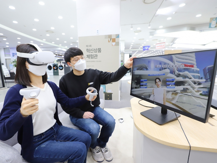 Lotte　Himart　allows　customers　to　experience　15　products　and　services　of　South　Korean　startups　showcased　at　CES　2022　in　a　Seoul　store　(Courtesy　of　Lotte　Himart)