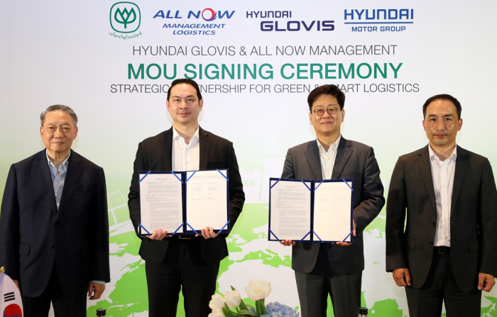 From　left,　CP　Group　Senior　Vice　Chairman　Korsak　Chairasmisak,　CP　Group　Executive　Director　for　e-commerce　Tarin　Thaniyavarn,　Hyundai　Glovis　CEO　Kim　Jung-hoon　and　Hyundai　Glovis　Vice　President　Park　Man-soo　pose　during　a　memorandum　of　understanding　signing　ceremony　at　Four　Seasons　Hotel　Bangkok　(Courtesy　of　Hyundai　Glovis)