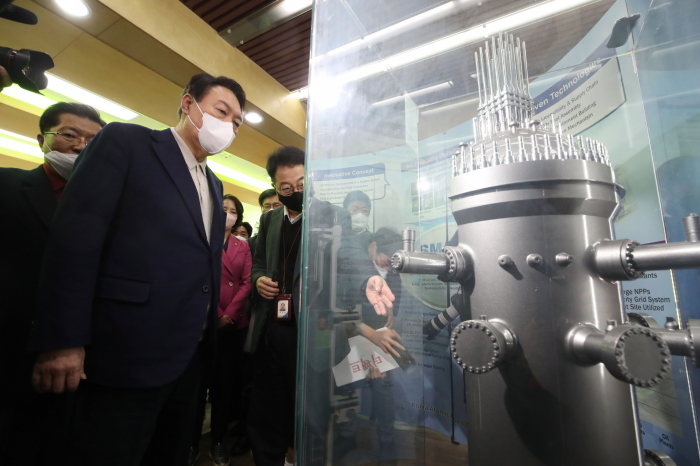 Then-presidential candidate Yoon Suk-yeol visits Korea Atomic Energy Research Institute on Nov. 29, 2021