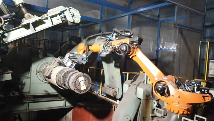 POSCO　uses　an　industrial　robot　at　its　steel　mill