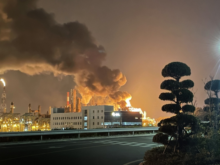 A　blast　and　fire　at　S-Oil’s　refinery　in　Ulsan　on　May　19,　2022