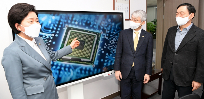 Rep.　Yang　(left)　speaks　with　semiconductor　executives　at　a　National　Assembly　chip　meeting