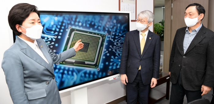Rep. Yang (left) speaks with semiconductor executives at a National Assembly chip meeting