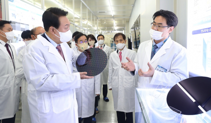 President　Yoon　Suk-yeol　holds　a 　chip　wafer　in　his　hands　at　KAIST