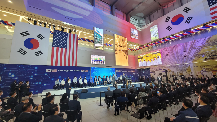 Presidents　Yoon　Suk-yeol　and　Joe　Biden　give　a　televised　address　after　their　tour　of　Samsung　Electronics　Pyeongtaek　Campus　on　May　20