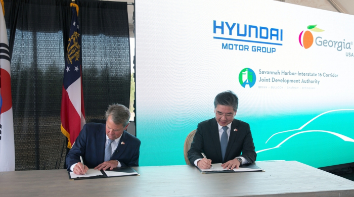 Georgia　Governor　Brian　P.　Kemp　(left)　and　Hyundai　Motor　CEO　Chang　Jae-hoon　sign　a　deal　for　a　dedicated　EV　plant　on　May　20,　2022,　in　Bryan　County,　Georgia　(Courtesy　of　Hyundai　Motor　Group)