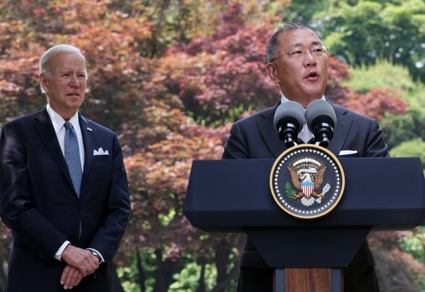 Hyundai　Motor　Group　Chairman　Chung　Euisun　(right)　announces　investment　plans　in　the　US　after　meeting　US　President　Joe　Biden　on　May　22,　2022,　in　Seoul　(Courtesy　of　Yonhap)