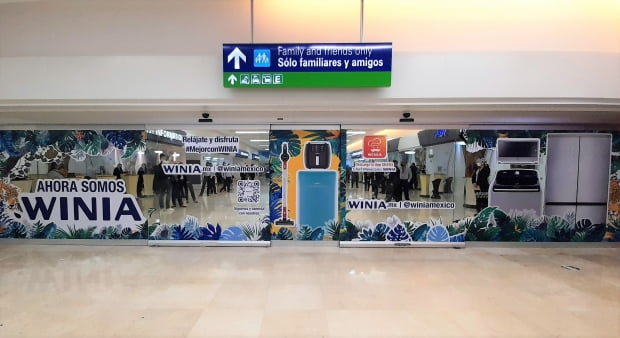 Winia's　advertisement　at　Cancun　Airport　in　Mexico　(Courtesy　of　Winia　Electronics)