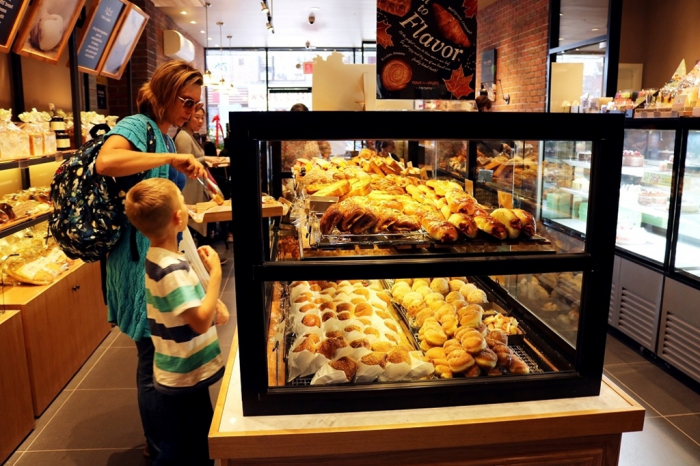 Customers　pick　up　bread　at　Tous　les　Jours’　branch　in　Brooklyn,　New　York　(Courtesy　of　CJ　Foodville)