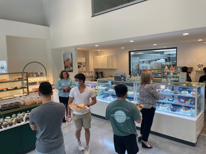 Customers　buy　baked　goods　from　Tous　les　Jours’　branch　opened　on　May　17,　2022,　in　Charlotte,　North　Carolina　(Courtesy　of　CJ　Foodville)