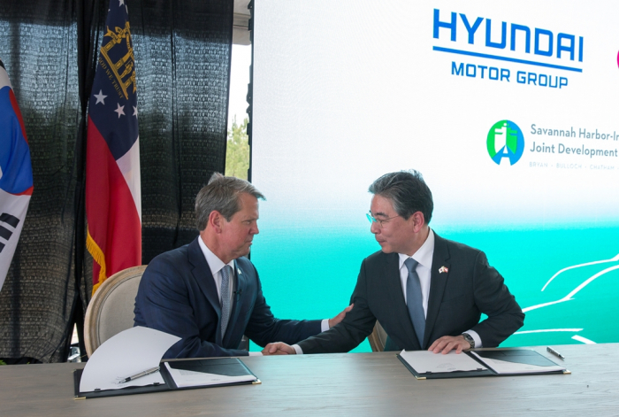 Georgia　Governor　Brian　P.　Kemp　(left)　and　Hyundai　Motor　CEO　Chang　Jae-hoon　shake　hands　during　a　signing　ceremony　for　a　dedicated　EV　plant　on　May　20,　2022,　in　Bryan　County,　Georgia　(Courtesy　of　Hyundai　Motor　Group)