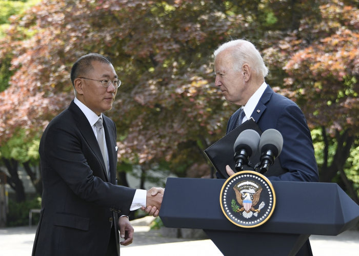 Hyundai　Motor　Group　Chairman　Chung　Euisun　(left)　and　US　President　Joe　Biden　shake　hands　after　a　meeting　in　Seoul　on　May　22,　2022