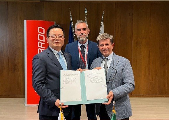 Hanwha　Systems　CEO　Eoh　Sungchul　(from　left)　poses　for　a　photo　with　Luca　Picollo,　senior　vice　president　of　Leonardo's　airborne　systems　division,　and　Marco　Galletto,　senior　vice　president　of　Leonardo's　divisional　marketing,　at　the　signing　ceremony　for　an　AESA　radar　export　cooperation　deal　(Courtesy　of　Hanwha　System)
