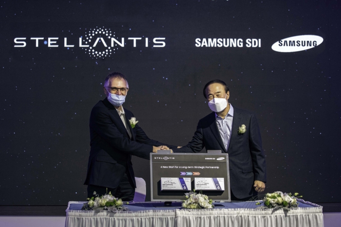 Stellantis　CEO　Carlos　Tavares　(left)　and　Samsung　SDI　CEO　Jun　Young-hyun　shake　hands　on　Oct.　27,　2021　(Courtesy　of　Samsung　SDI)