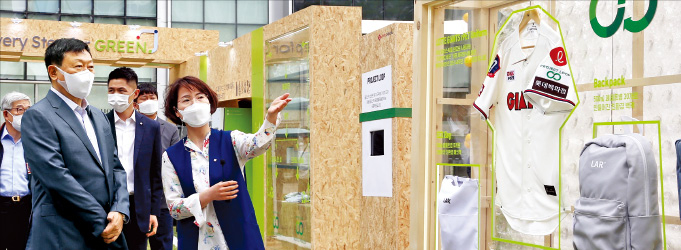 Lotte　Group　Chairman　Shin　Dong-bin　(left)　at　Lotte　Chemical's　exhibition　of　eco-friendly　products　on　May　24　(Courtesy　of　Lotte　Chemical)