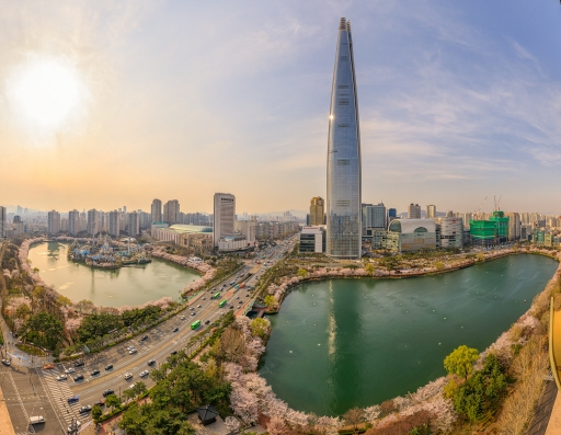 Lotte　World　Tower　in　Seoul,　the　tallest　building　in　South　Korea