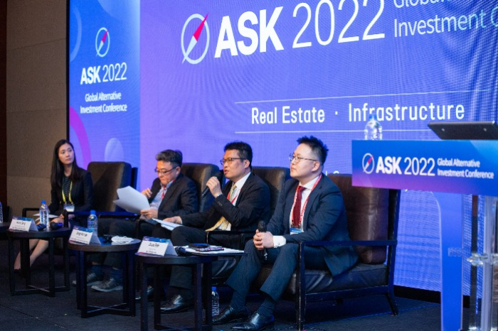 Gabriella　Woo　from　Savills　(far　left),　Harry　Song　from　POBA,　Lee　Jong-min　from　KFCC　and　Eoh　Jiroo　from　ABL　Life　(far　right)　at　the　real　estate　LP　panel　session　in　ASK　2022