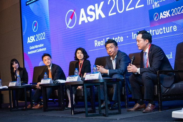 Grace　Kim　from　Sera　Global　(far　left),　Ahn　Ji-yong　from　NPS,　Choi　Seo-jin　from　KIC,　Kim　Chan-woo　from　Kyobo　Life　and　Lee　Jong-kwan　(far　right)　at　the　infrastructure　LP　panel　session　in　ASK　2022