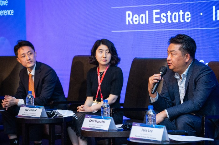 Kim　Chan-woo　(right),　Kyobo　Life　Insurance's　overseas　alternative　investment　head,　speaks　at　ASK　2022
