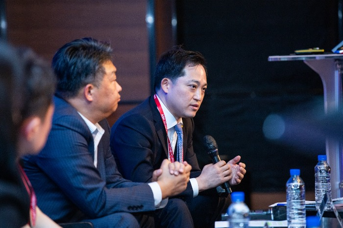 Jake　Lee　(right),　Hyundai　Marine　&　Fire　Insurance's　infrastructure　head,　speaks　at　ASK　2022