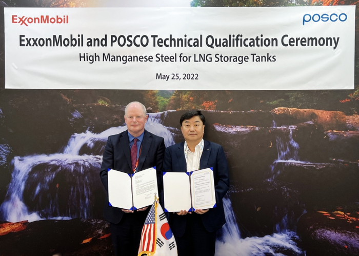 ExxonMobil’s　head　of　global　LNG　Peter　Clarke　(left)　and　POSCO　Technical　Research　Laboratories’　head　Choo　Se-don　(Courtesy　of　POSCO)