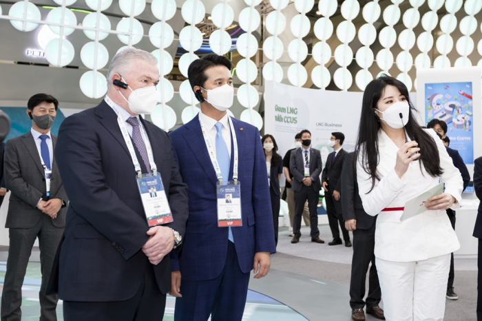 SK E&S CEO Choo Hyeong-wook (center) and Australian energy company Santos CEO Kevin Gallagher (left) at the 2022 World Gas Conference