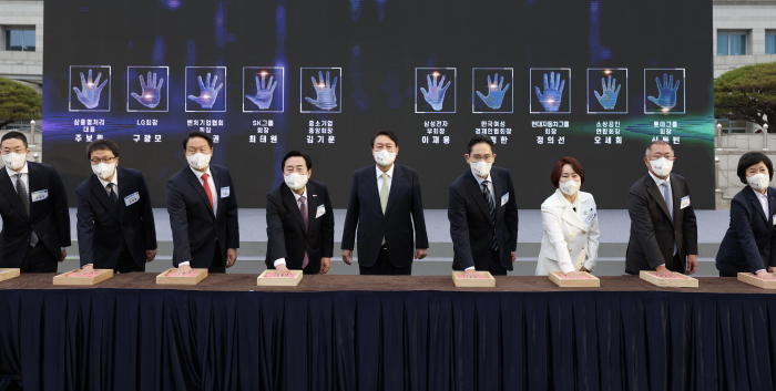 S.Korean President Yoon Suk-yeol invites the country's top business leaders to a gathering for small business owners