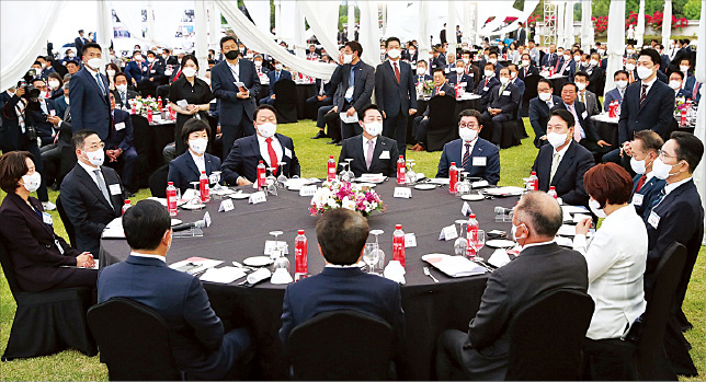 President Yoon hosts a meeting between top South Korean business leaders and SME owners
