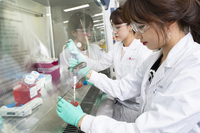 LG　Chem　bioscience　researchers　work　on　new　drug　development　(Courtesy　of　LG　Group)