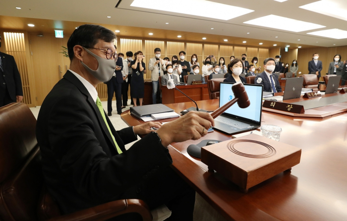 Bank of Korea Governor Rhee Chang-yong (left) chairs his first rate-setting meeting on May 26, 2022