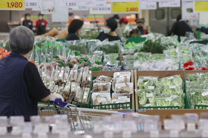 The　vegetable　section　at　a　hypermarket　in　Seoul
