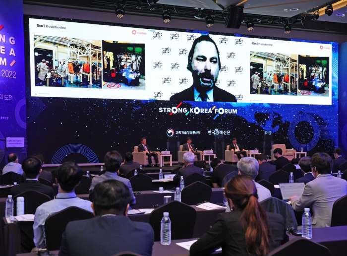 OneWeb　Chief　Technology　Officer　Massimiliano　Ladovaz　speaks　at　the　STRONG　Korea　Forum　on　May　25,　2022　in　Seoul