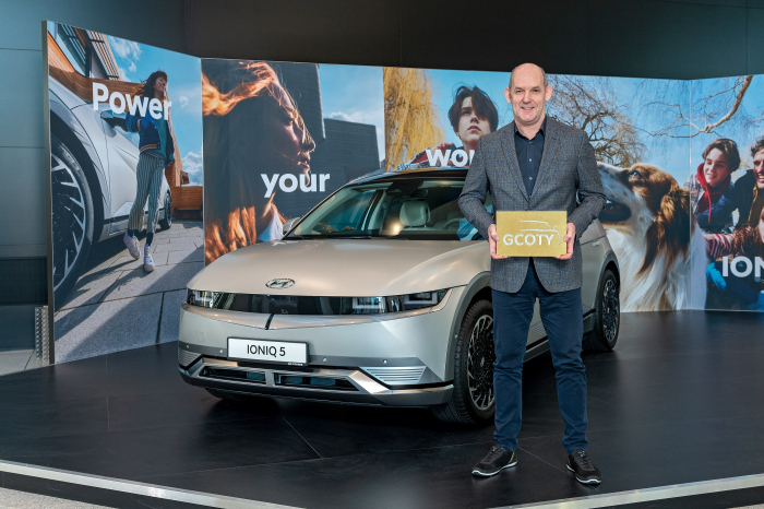 Hyundai　Motor　Europe　President　and　CEO　Michael　Cole　poses　for　a　photograph　after　the　IONIQ　5　named　2022 　German　Car　of　the　Year　(GCOTY)　in　November　2021　(Courtesy　of　Hyundai　Motor　Group)