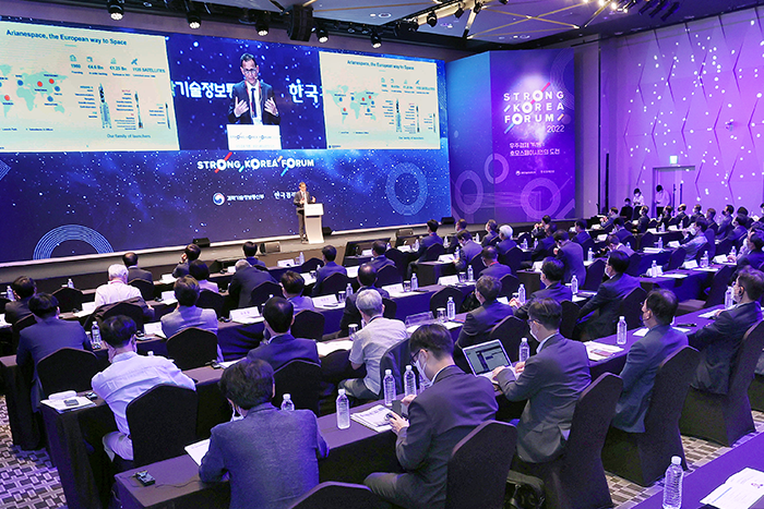 Stéphane　Israël,　the　CEO　of　Arianespace,　delivers　a　keynote　speech　at　STRONG　Korea　Forum　on　May　25