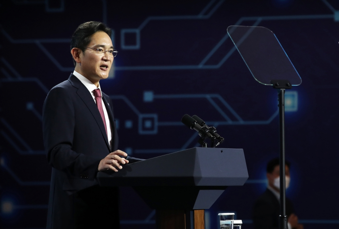 Samsung　leader　Jay　Y.　Lee　gives　a　speech　during　US　President　Joe　Biden's　visit　to　the　chipmaker's　Pyeongtaek　plant