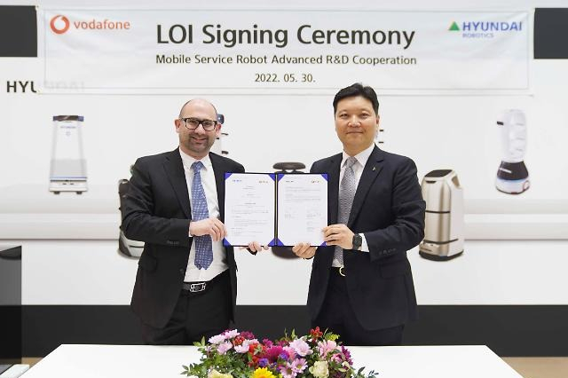 Michael　Jakob　Reinartz　(left),　director　of　consumer　services　&　innovation　at　Vodafone,　Seo　Kyung-seok　(right),　service　robot　department　head　at　Hyundai　Robotics