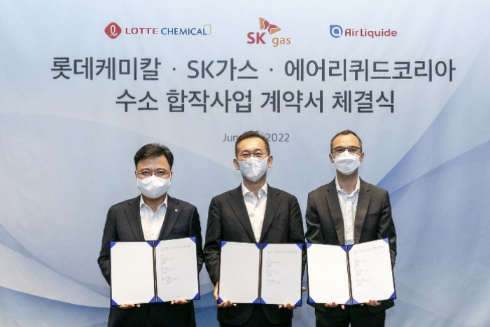 Lotte　Chemical　Basic　Materials　Business　President　Hwang　Jin-goo　(left),　SK　Gas　CEO　Yoon　Byung-suk,　Air　Liquide　Korea　President　Nicolas　Foirien　(right)