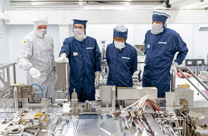 Samsung　Electronics'　Lee　(second　from　left)　at　an　ASML　plant　in　the　Netherlands　in　October　2020