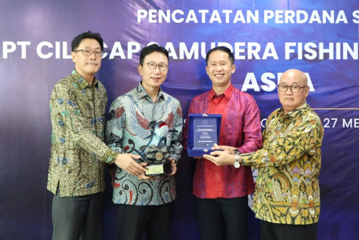 Nam　Kyoung-hun　(far　left),　director　of　IB　at　KIS　Indonesia,　Song　Sang-yup,　CEO　and　president　director　of　KIS　Indonesia,　William　Sutioso,　president　director　at　Cilacap　Samudera,　Asman　Asman　(far　right),　president　commissioner　at　Cilacap　Samudera　(Courtesy　of　Korea　Investment　&　Securities)